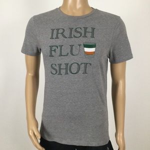 👛 (ANY 2/$20) OLD NAVY Men’s Grey Short Sleeved Tee Shirt “IRISH FLU SHOT” Small